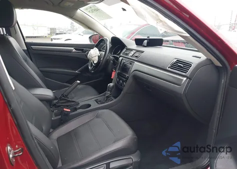 2017 Volkswagen Passat 1.8T R-Line z USA, uszkodzony, nr VIN 1VWDT7A30HC007788